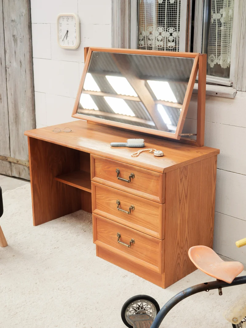 Louise, la petite coiffeuse en bois N°352