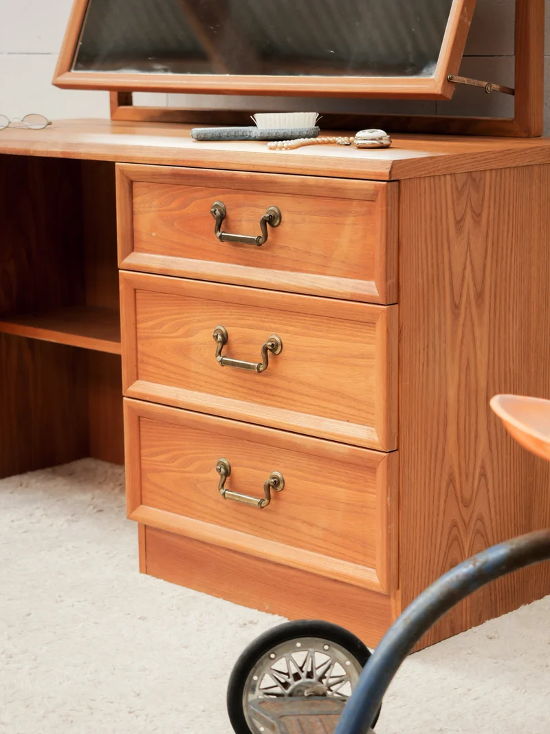 Louise, la petite coiffeuse en bois N°352