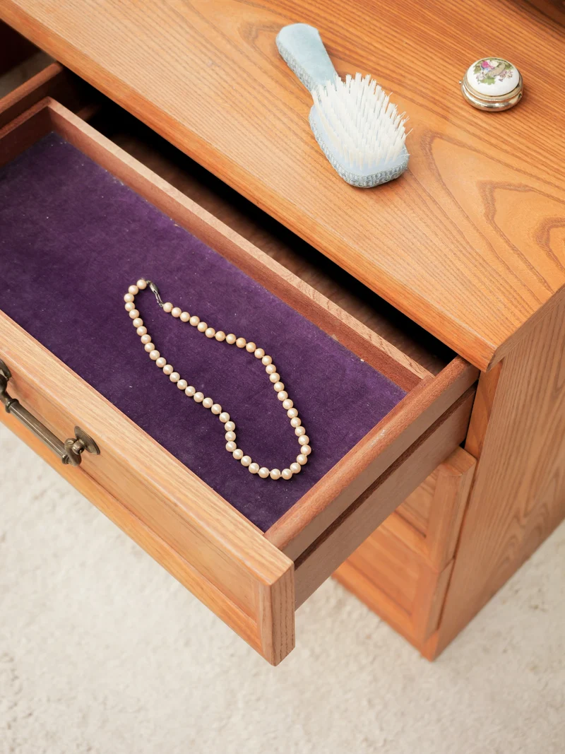 Louise, la petite coiffeuse en bois N°352