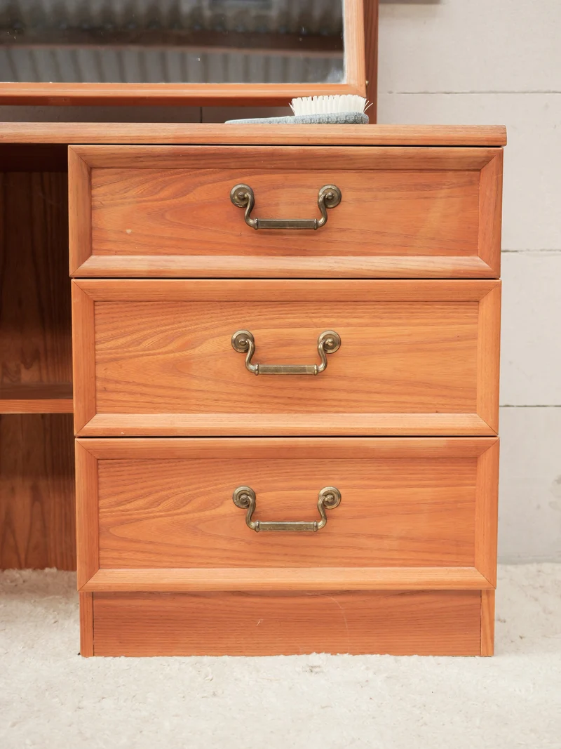 Louise, la petite coiffeuse en bois N°352