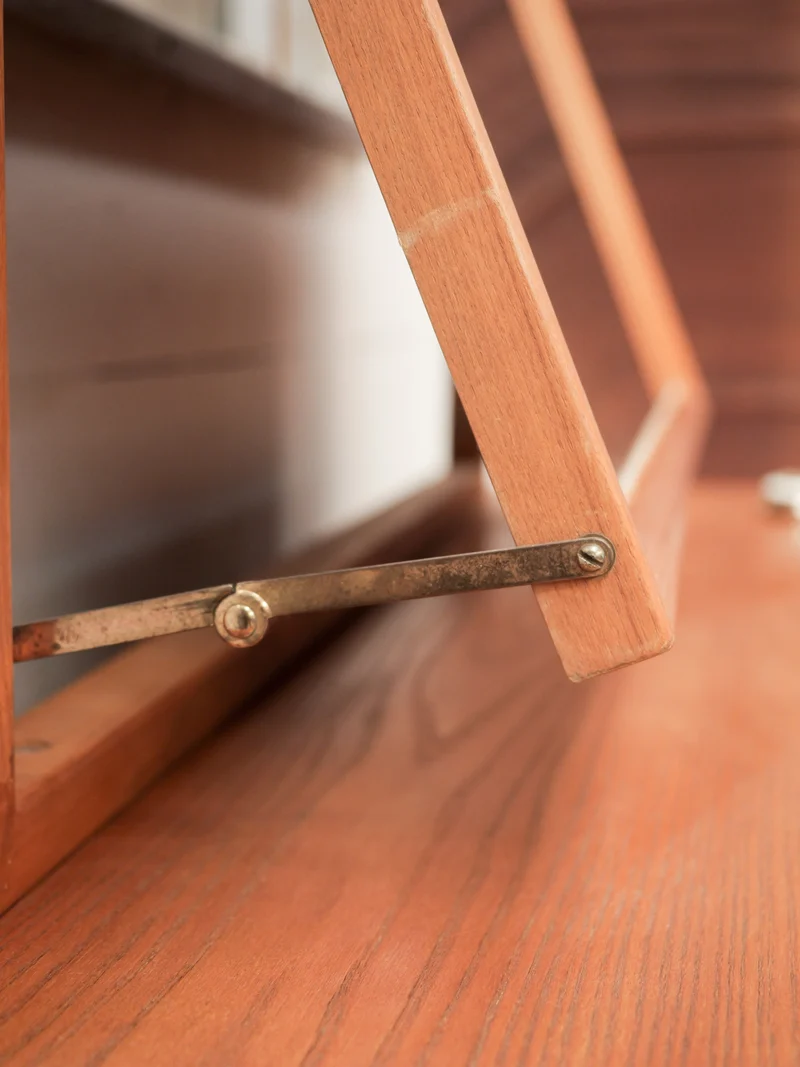 Louise, la petite coiffeuse en bois N°352