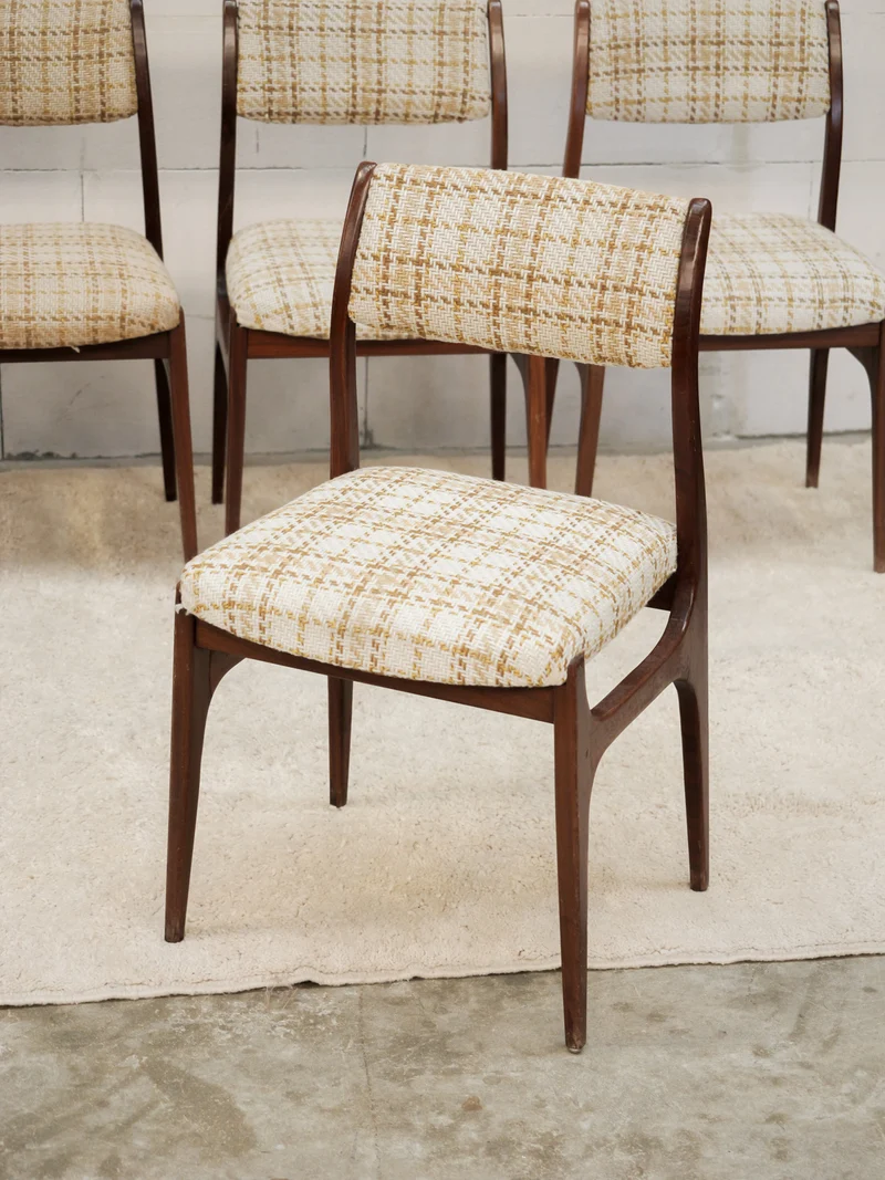 Alma, le lot de 5 chaises aux motifs à carreaux N°1973