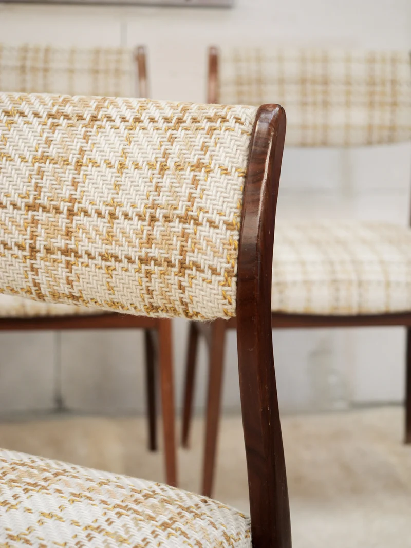 Alma, le lot de 5 chaises aux motifs à carreaux N°1973