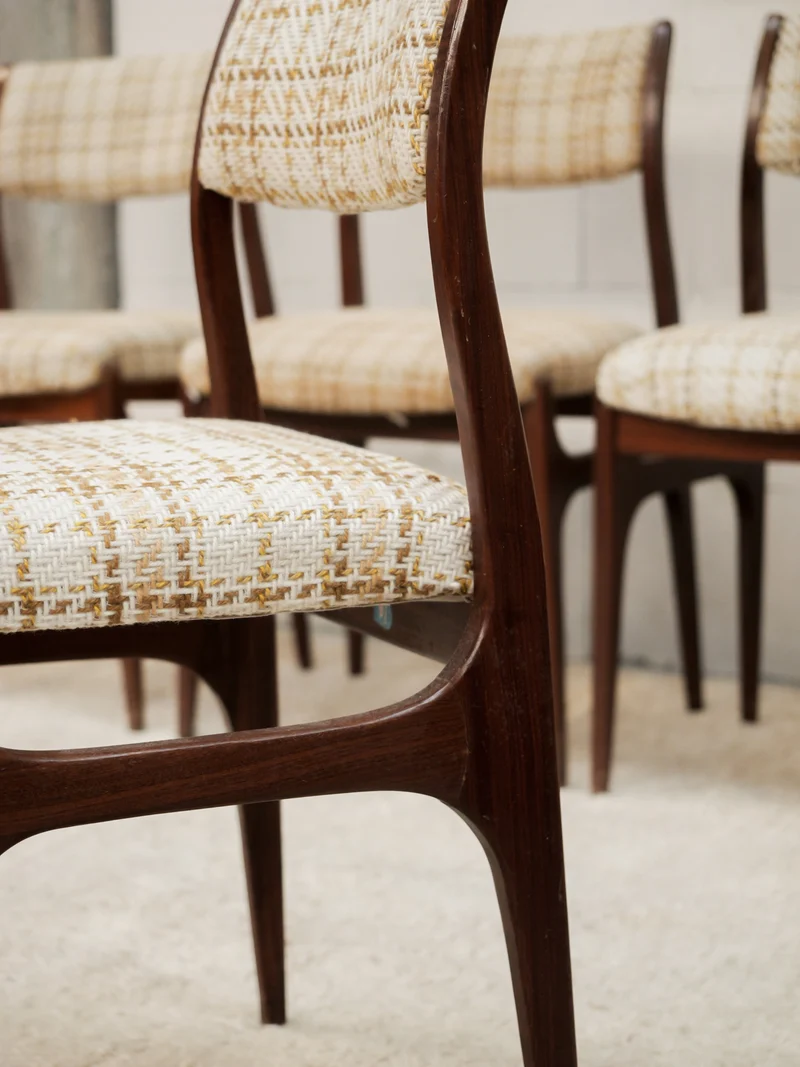 Alma, le lot de 5 chaises aux motifs à carreaux N°1973