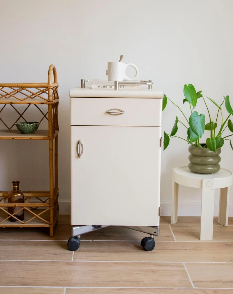 Hanna, la table d'appoint en mélaminé crème N°1568
