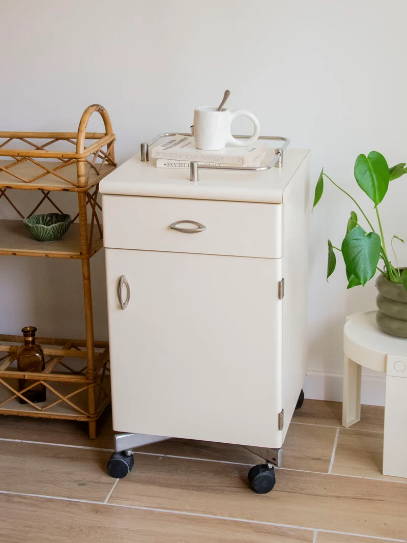 Hanna, la table d'appoint en mélaminé crème N°1568