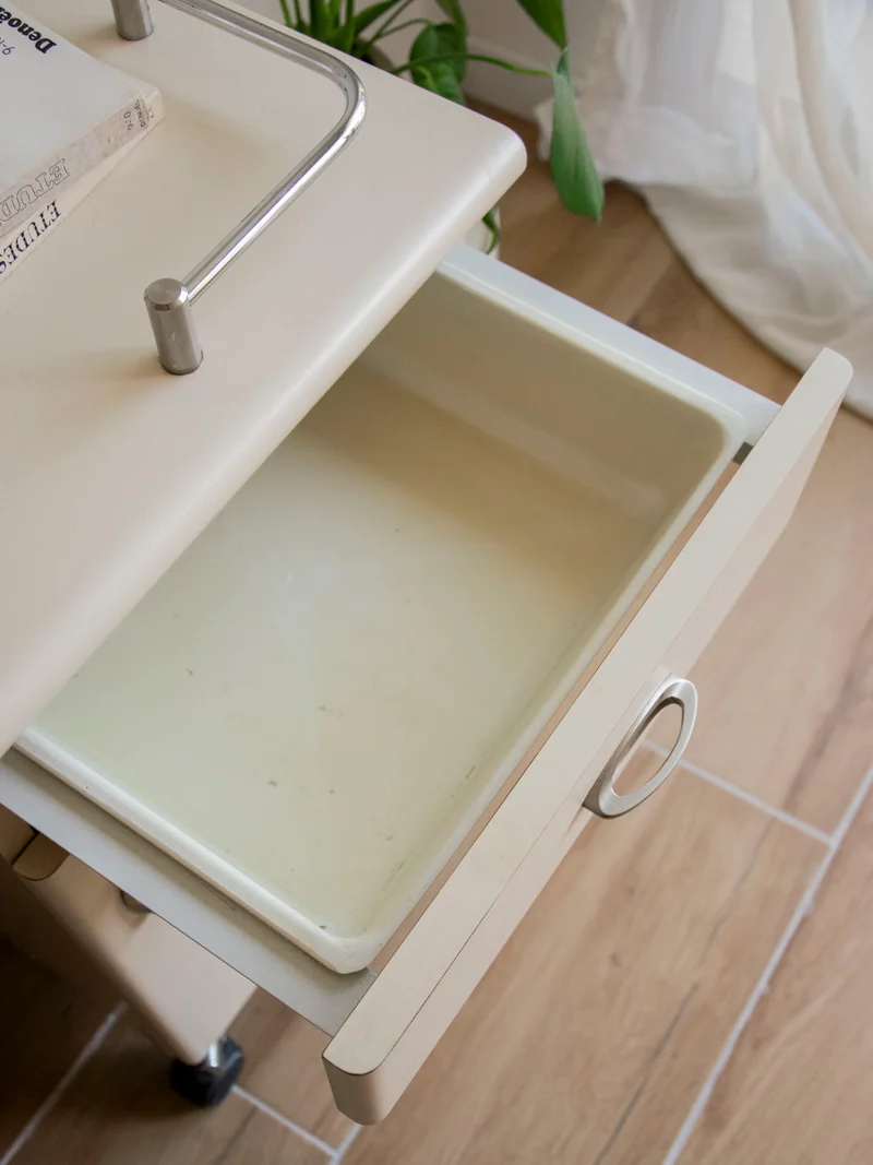 Hanna, la table d'appoint en mélaminé crème N°1568