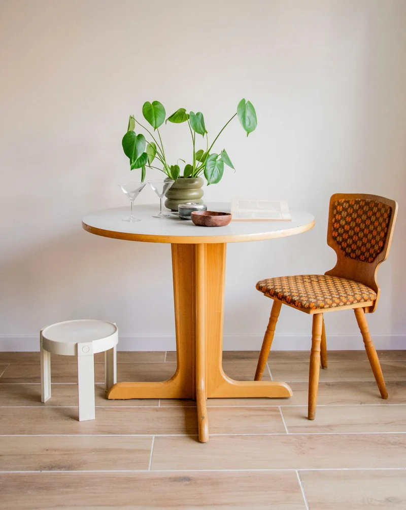 Karla, la table à manger en formica et piétement en bois N°1269
