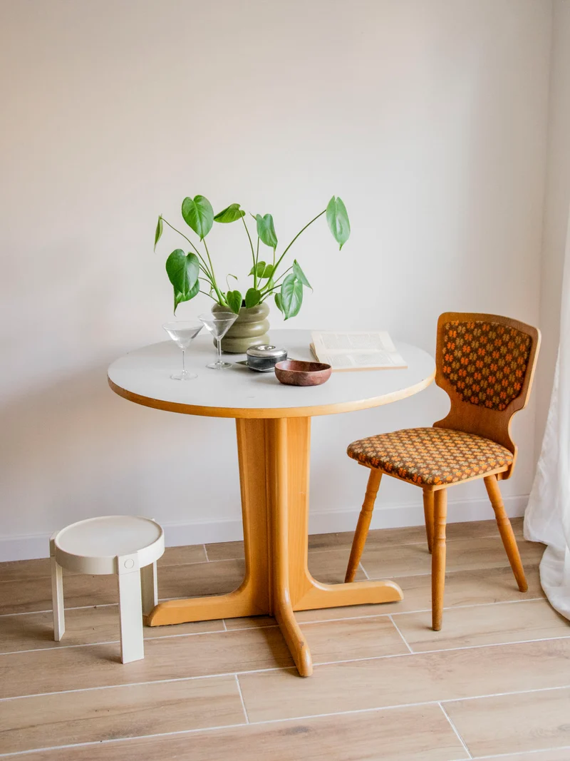 Karla, la table à manger en formica et piétement en bois N°1269
