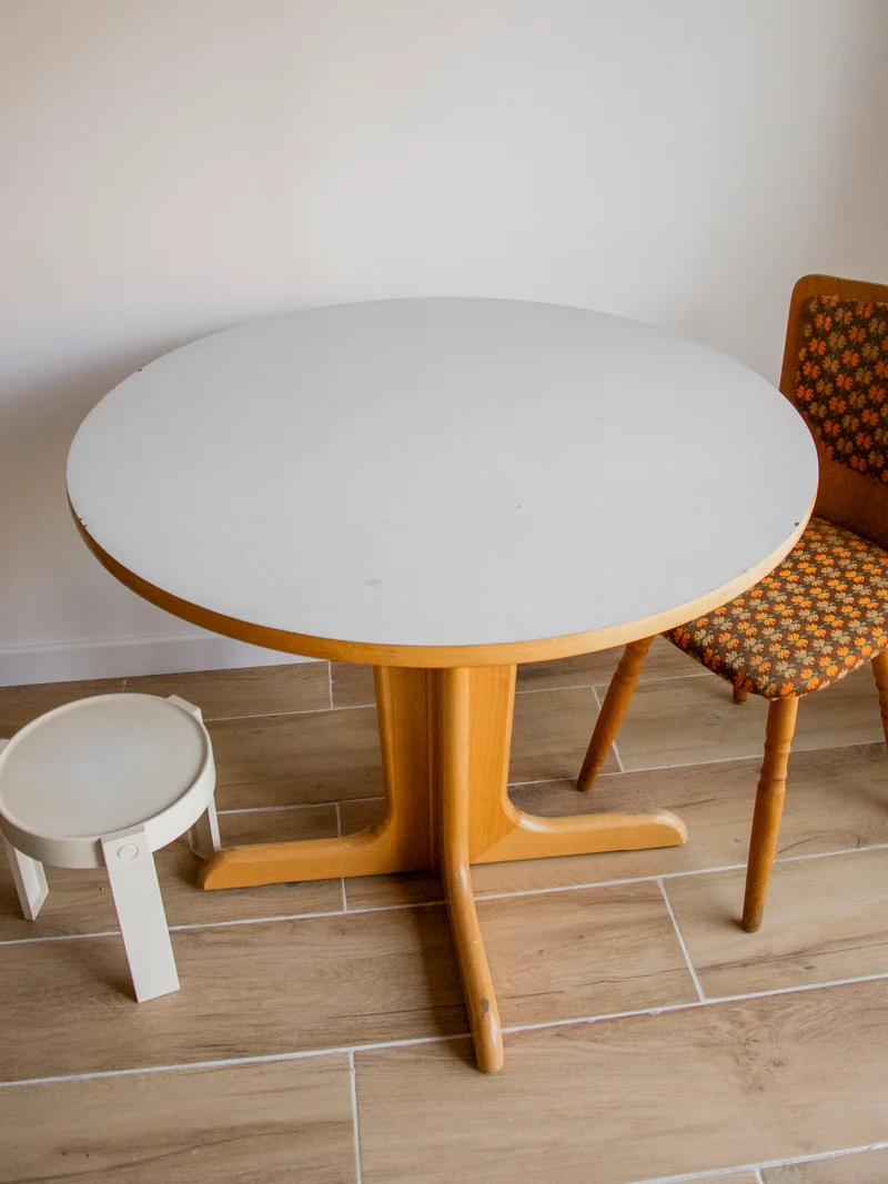 Karla, la table à manger en formica et piétement en bois N°1269