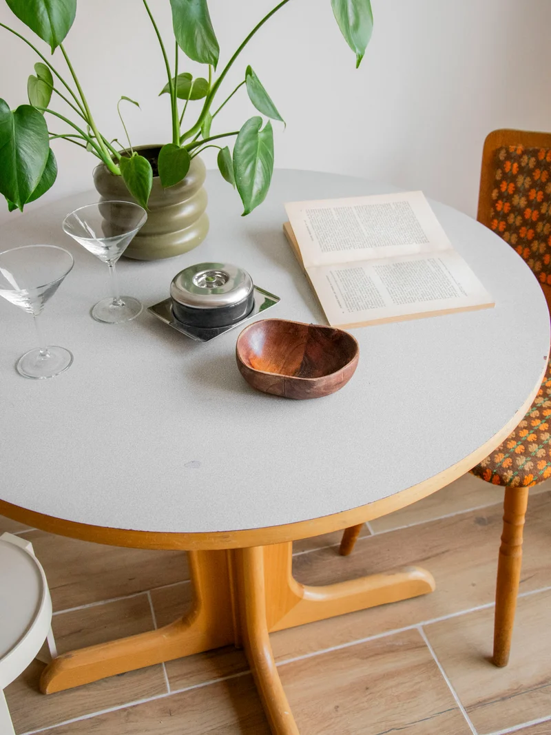 Karla, la table à manger en formica et piétement en bois N°1269
