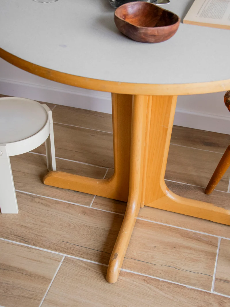Karla, la table à manger en formica et piétement en bois N°1269