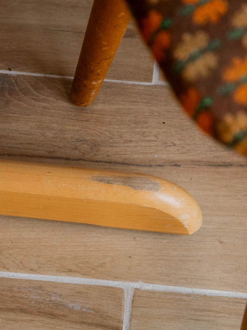 Karla, la table à manger en formica et piétement en bois N°1269