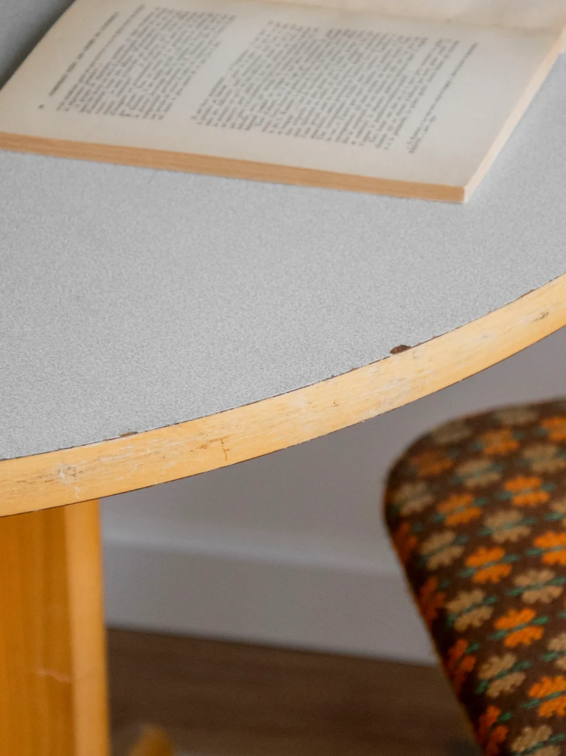 Karla, la table à manger en formica et piétement en bois N°1269