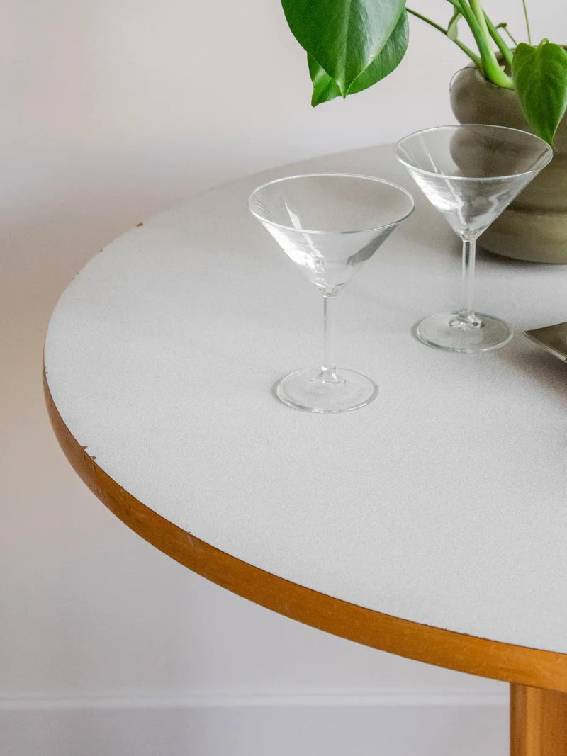 Karla, la table à manger en formica et piétement en bois N°1269