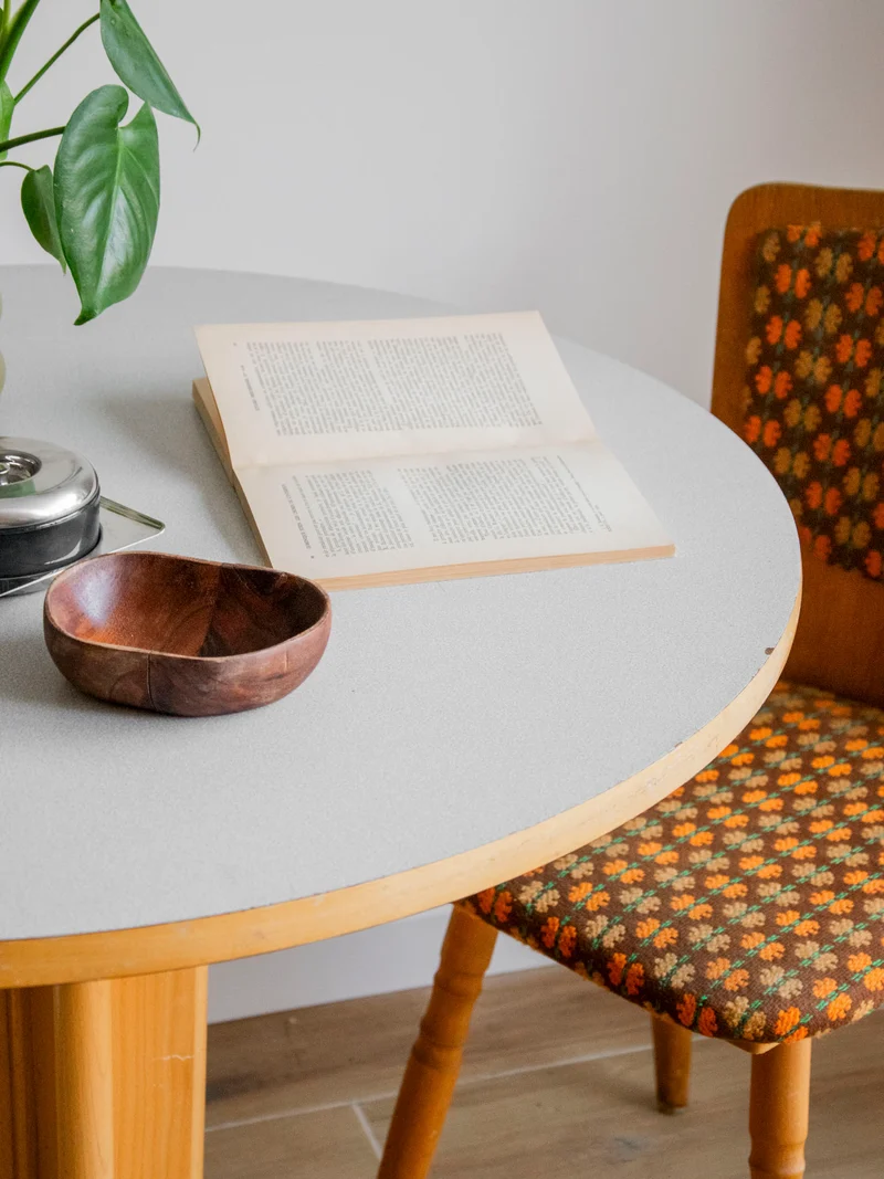 Karla, la table à manger en formica et piétement en bois N°1269