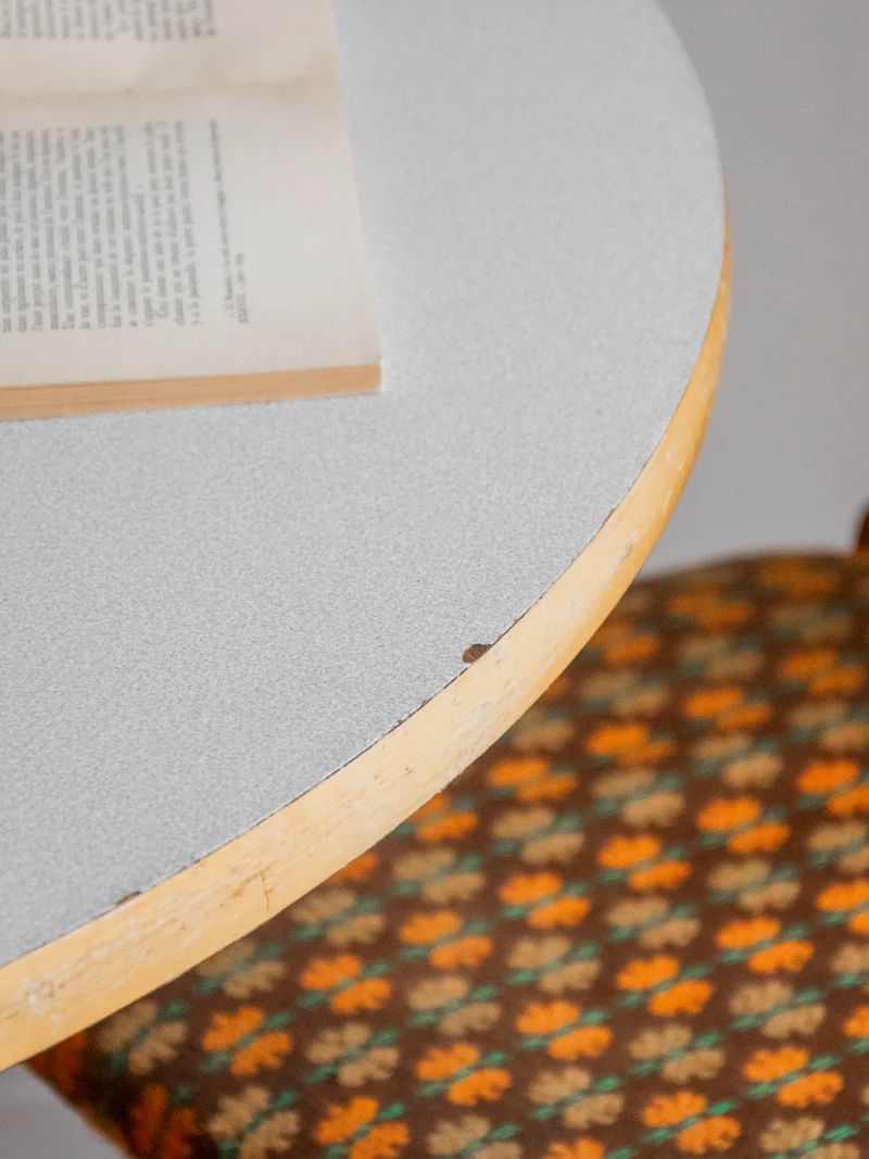 Karla, la table à manger en formica et piétement en bois N°1269