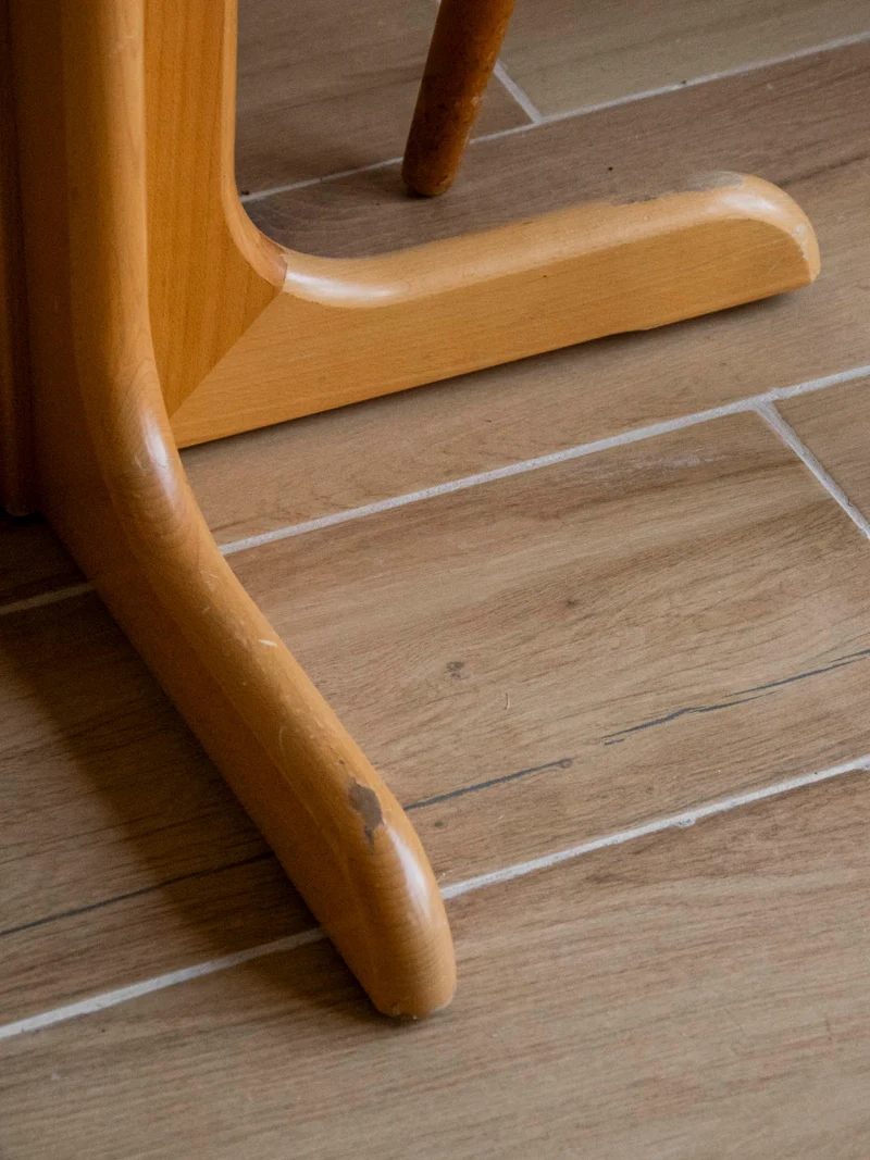 Karla, la table à manger en formica et piétement en bois N°1269