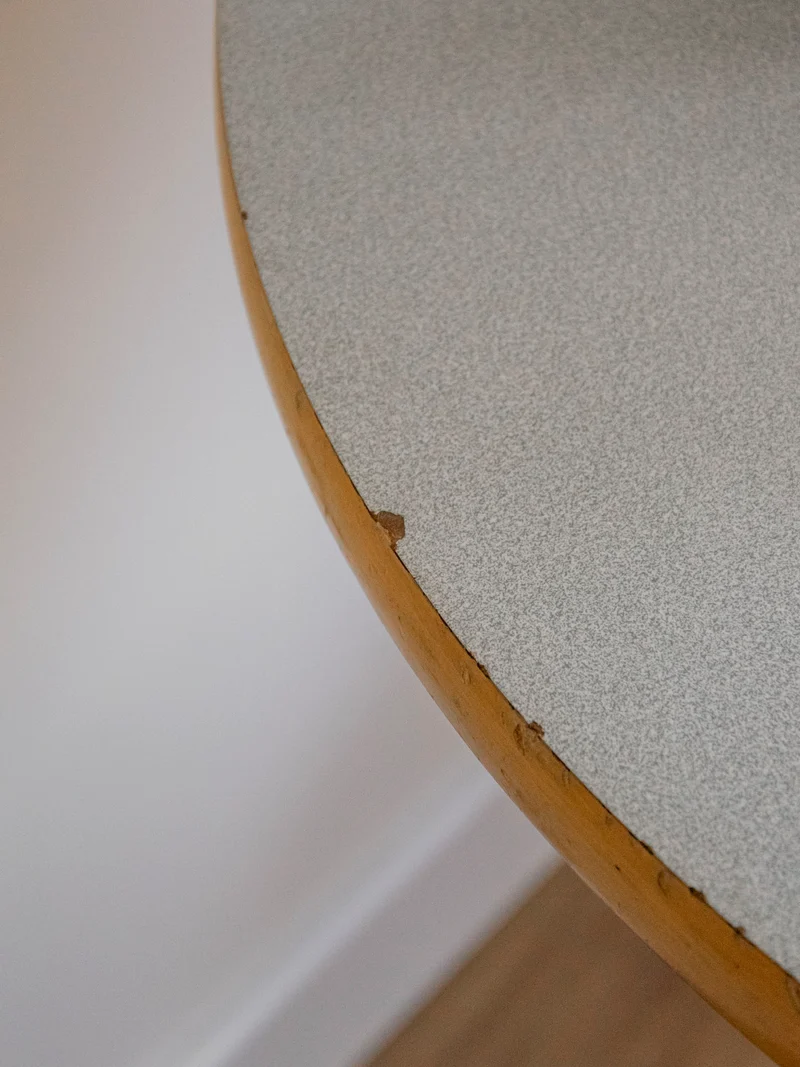 Karla, la table à manger en formica et piétement en bois N°1269