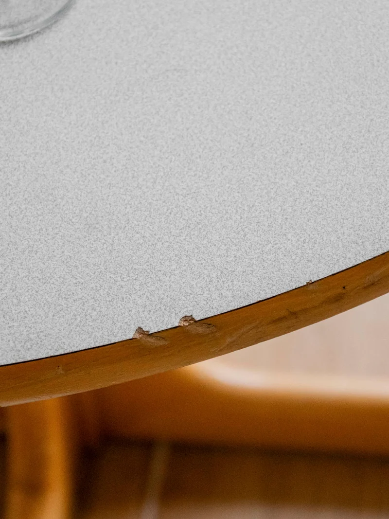 Karla, la table à manger en formica et piétement en bois N°1269