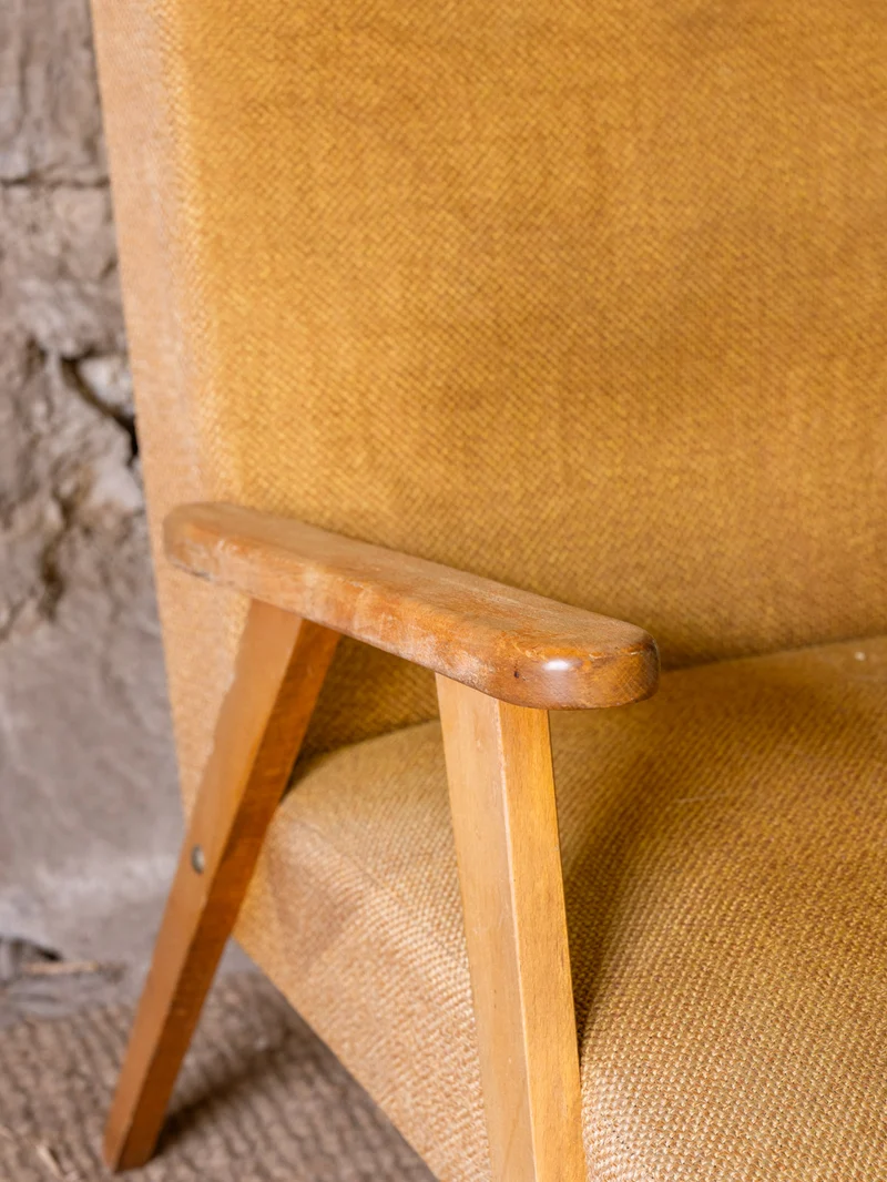 Jakob, le fauteuil scandinave en tissu moutarde N°1383