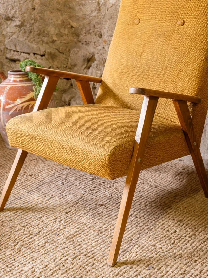 Jakob, le fauteuil scandinave en tissu moutarde N°1383
