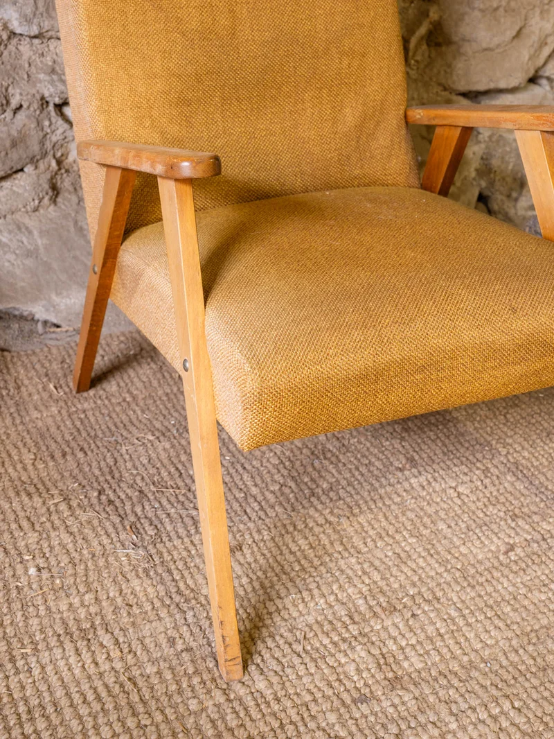 Jakob, le fauteuil scandinave en tissu moutarde N°1383