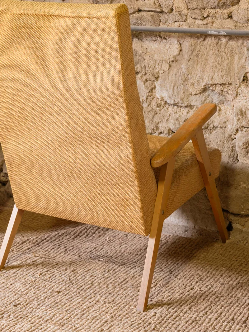 Jakob, le fauteuil scandinave en tissu moutarde N°1383