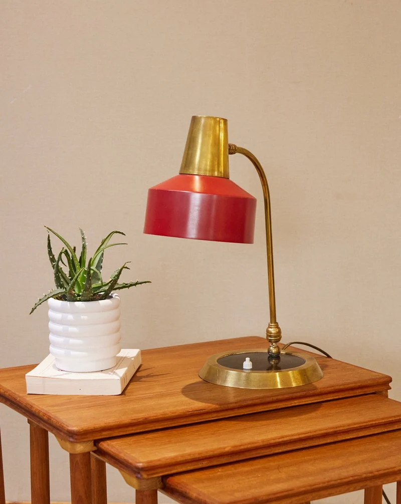 Julia, la lampe à poser Mid-century en laiton N°1060