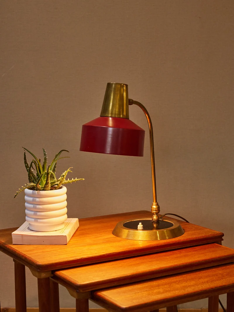 Julia, la lampe à poser Mid-century en laiton N°1060
