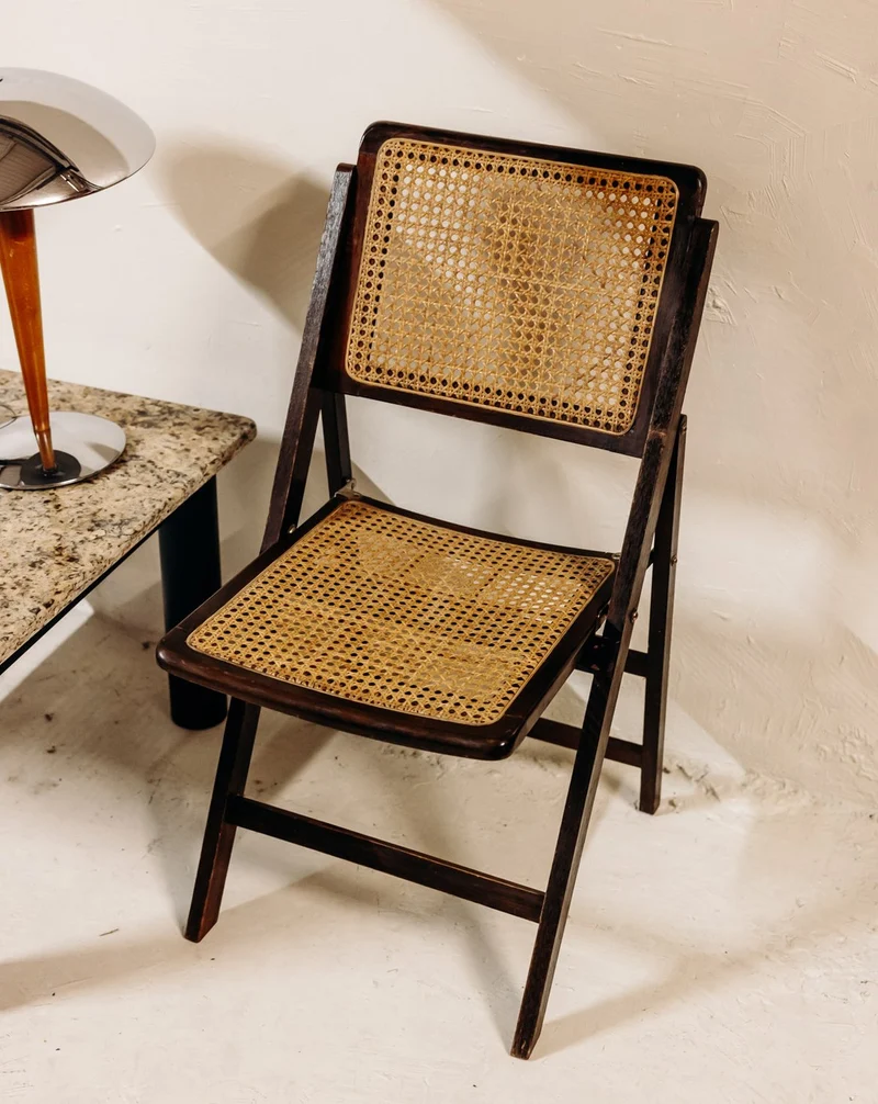 Alma, la chaise au cannage clair à la structure en bois teint N°1972