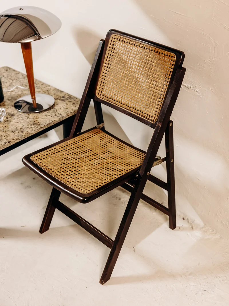Alma, la chaise au cannage clair à la structure en bois teint N°1972