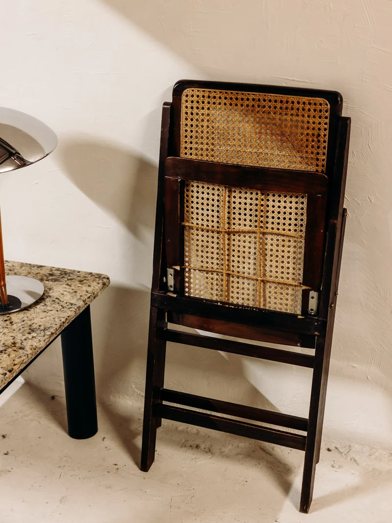 Alma, la chaise au cannage clair à la structure en bois teint N°1972