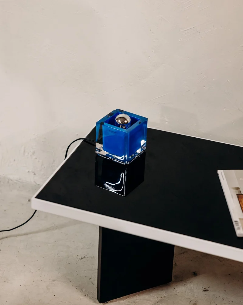 Julia, la lampe cubique en verre teint bleu N°1055
