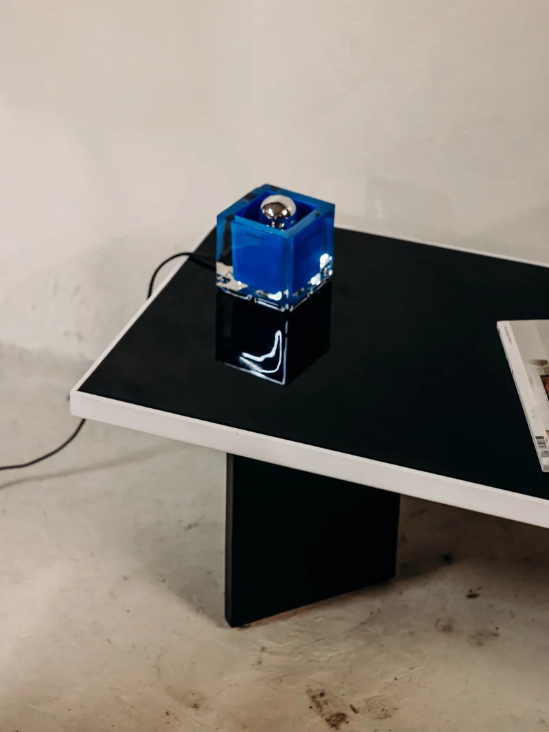 Julia, la lampe cubique en verre teint bleu N°1055