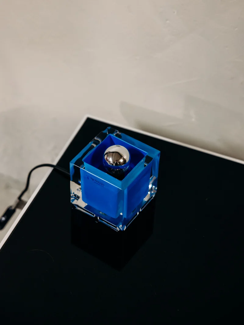 Julia, la lampe cubique en verre teint bleu N°1055
