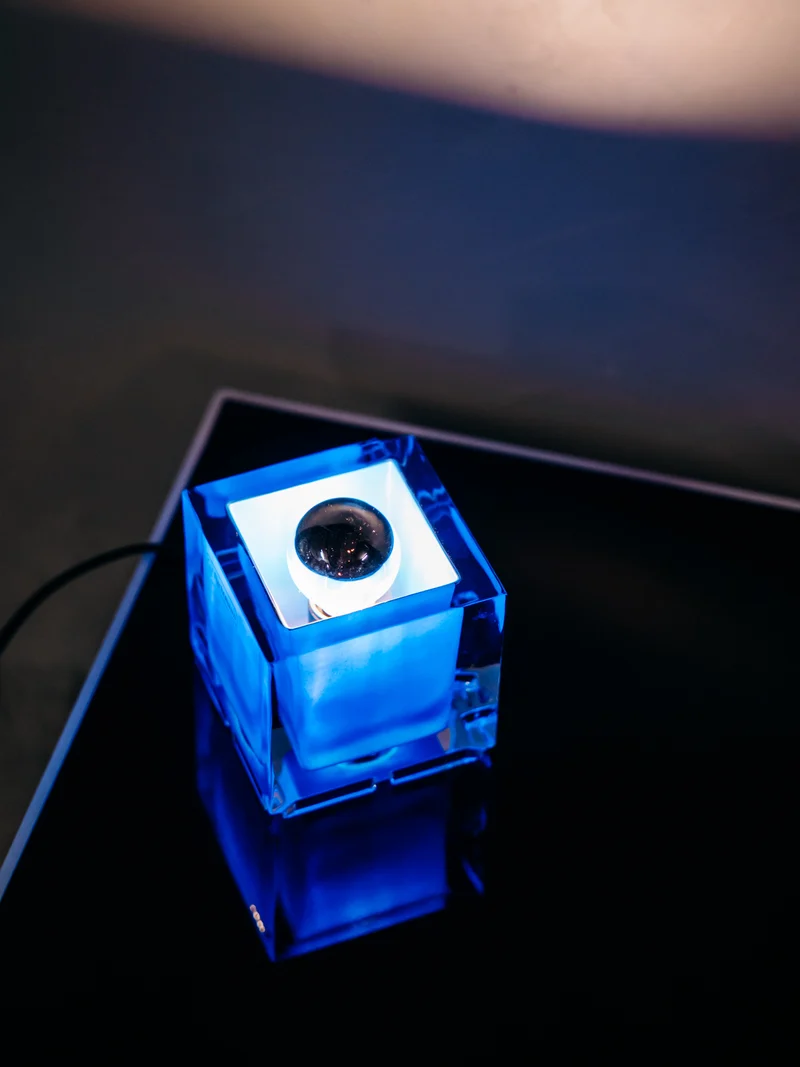 Julia, la lampe cubique en verre teint bleu N°1055