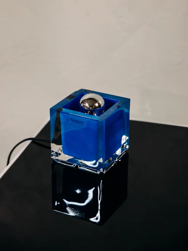 Julia, la lampe cubique en verre teint bleu N°1055