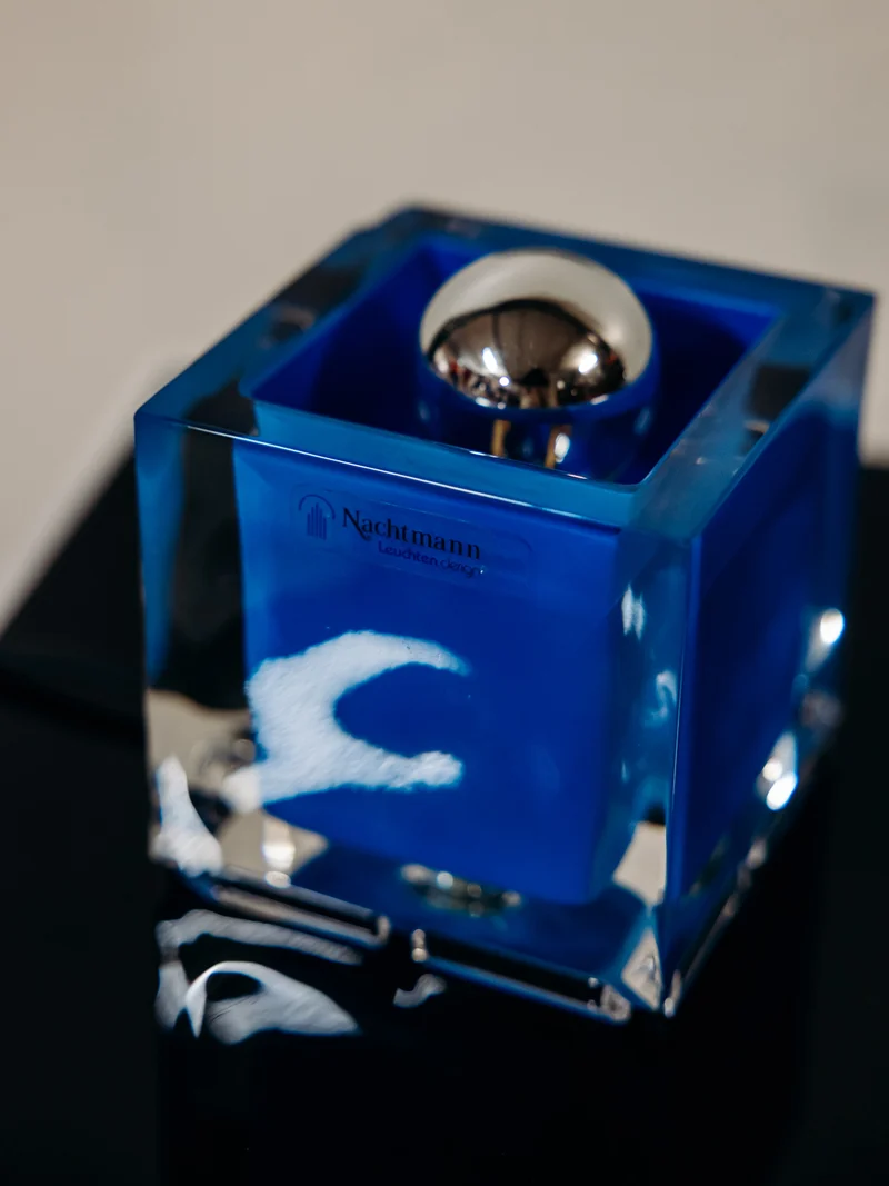 Julia, la lampe cubique en verre teint bleu N°1055