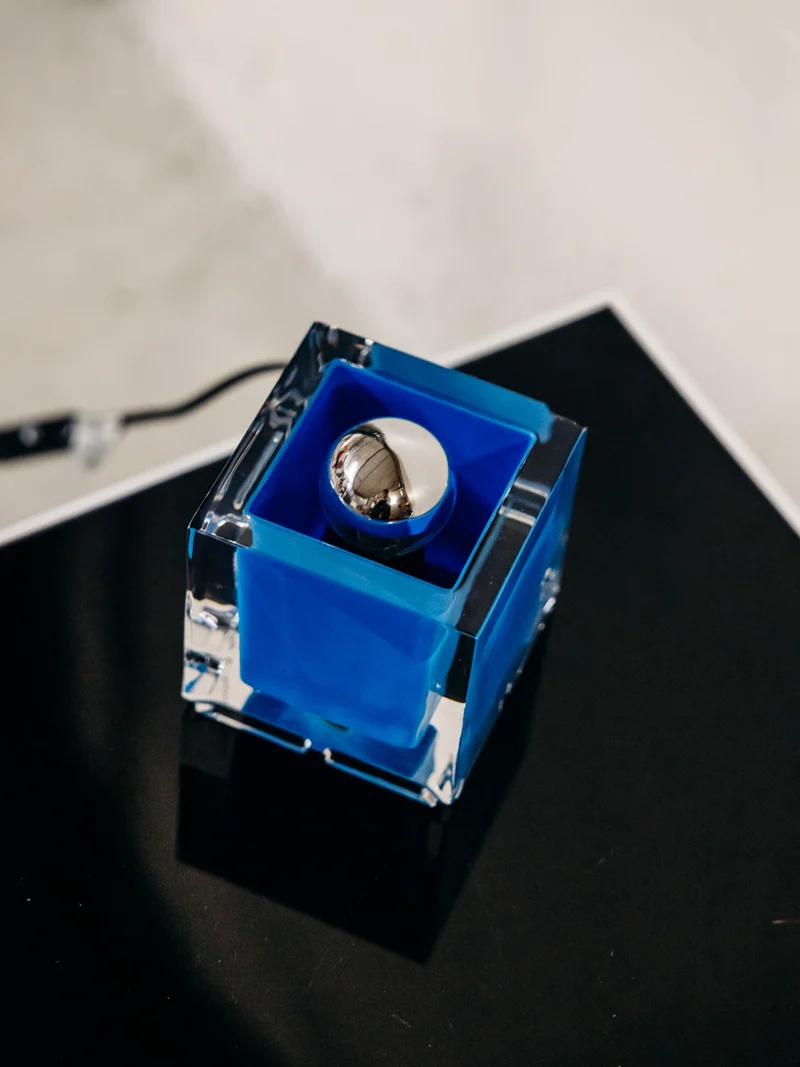 Julia, la lampe cubique en verre teint bleu N°1055