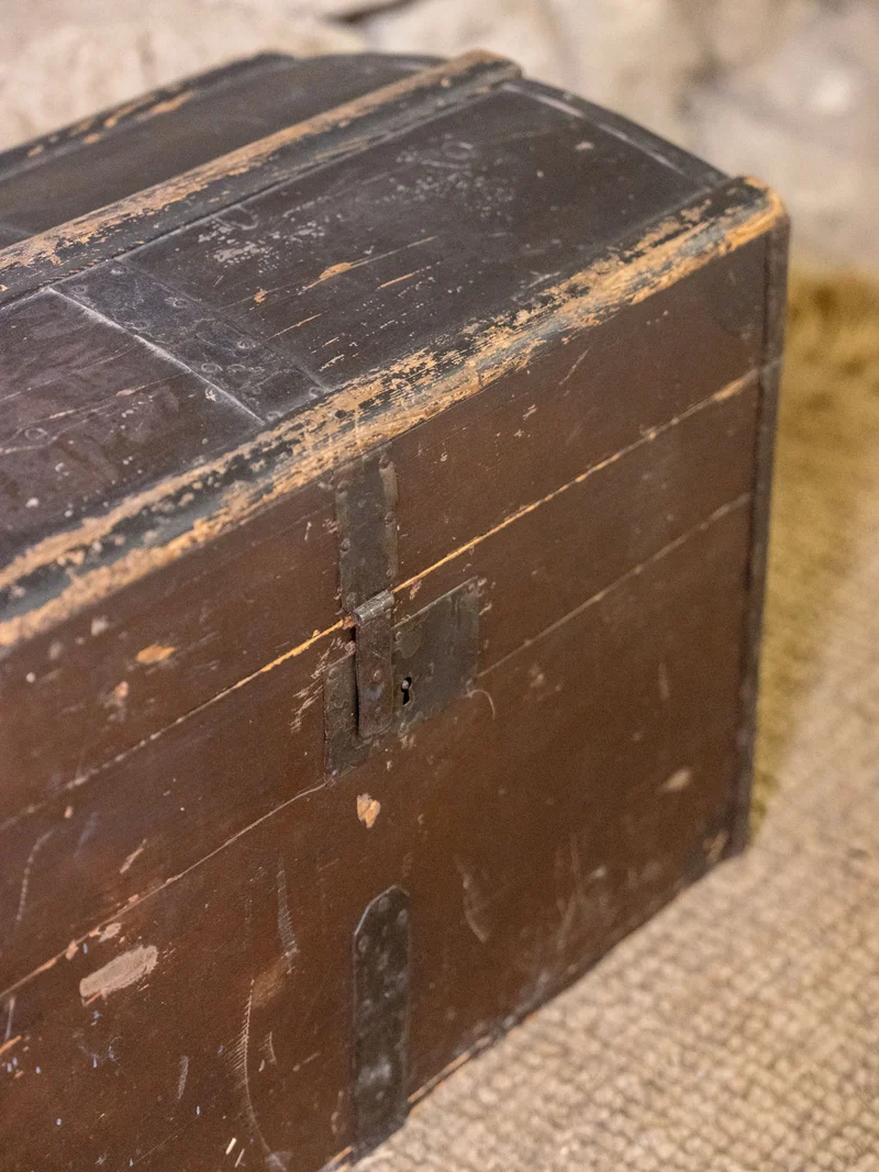 Lucien, le coffre en bois marron foncé N°205