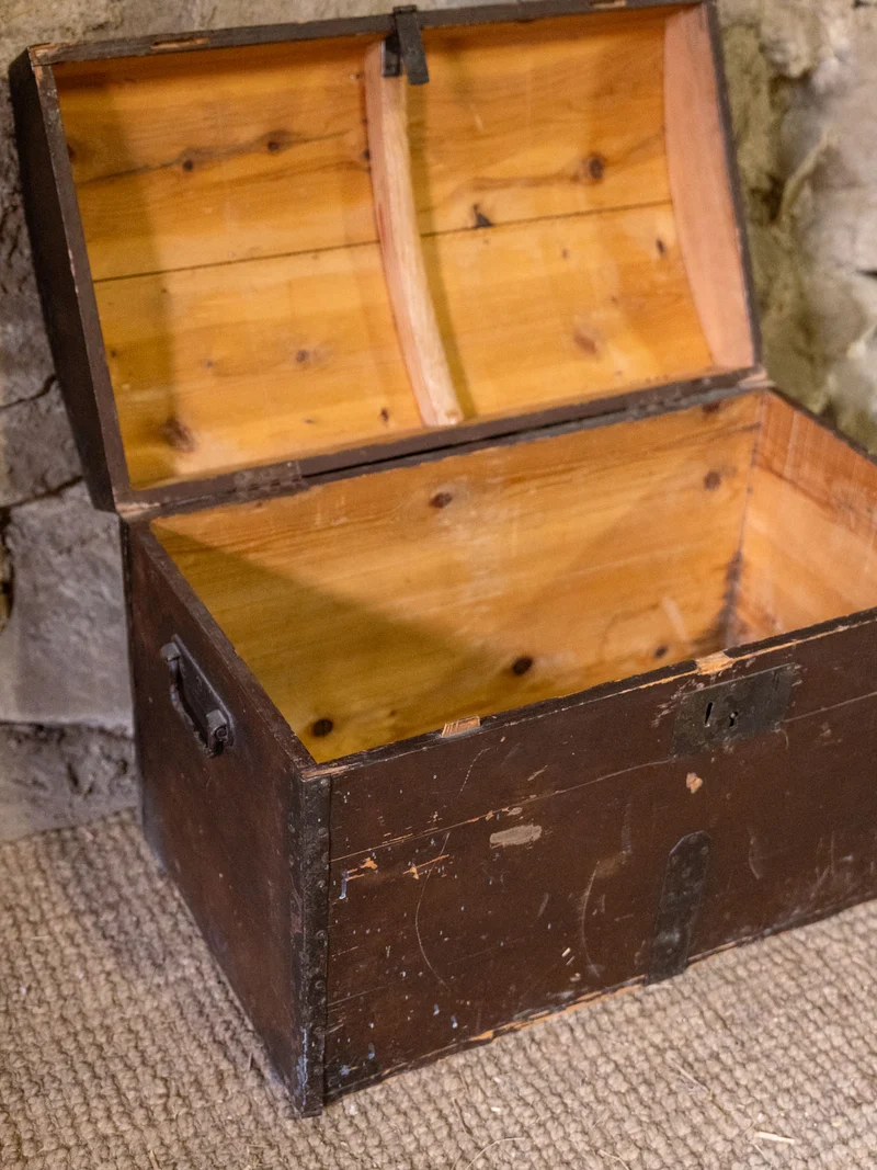 Lucien, le coffre en bois marron foncé N°205
