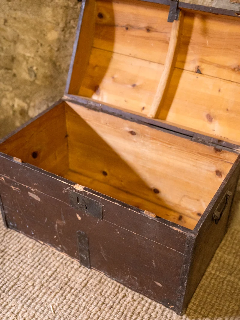 Lucien, le coffre en bois marron foncé N°205