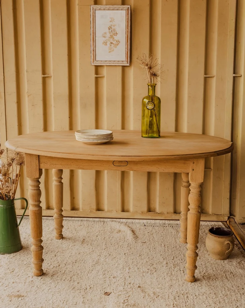 Romy, la table à manger ovale en bois N°1551