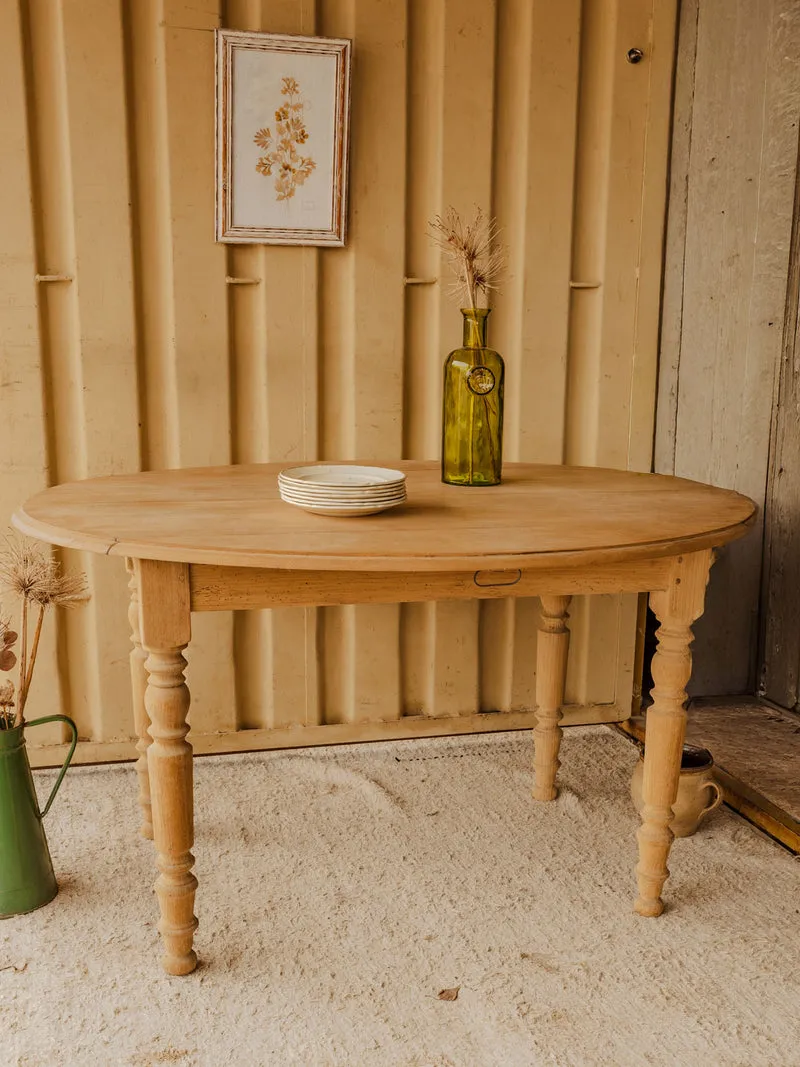 Romy, la table à manger ovale en bois N°1551