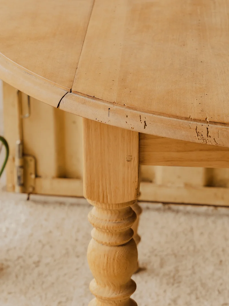 Romy, la table à manger ovale en bois N°1551