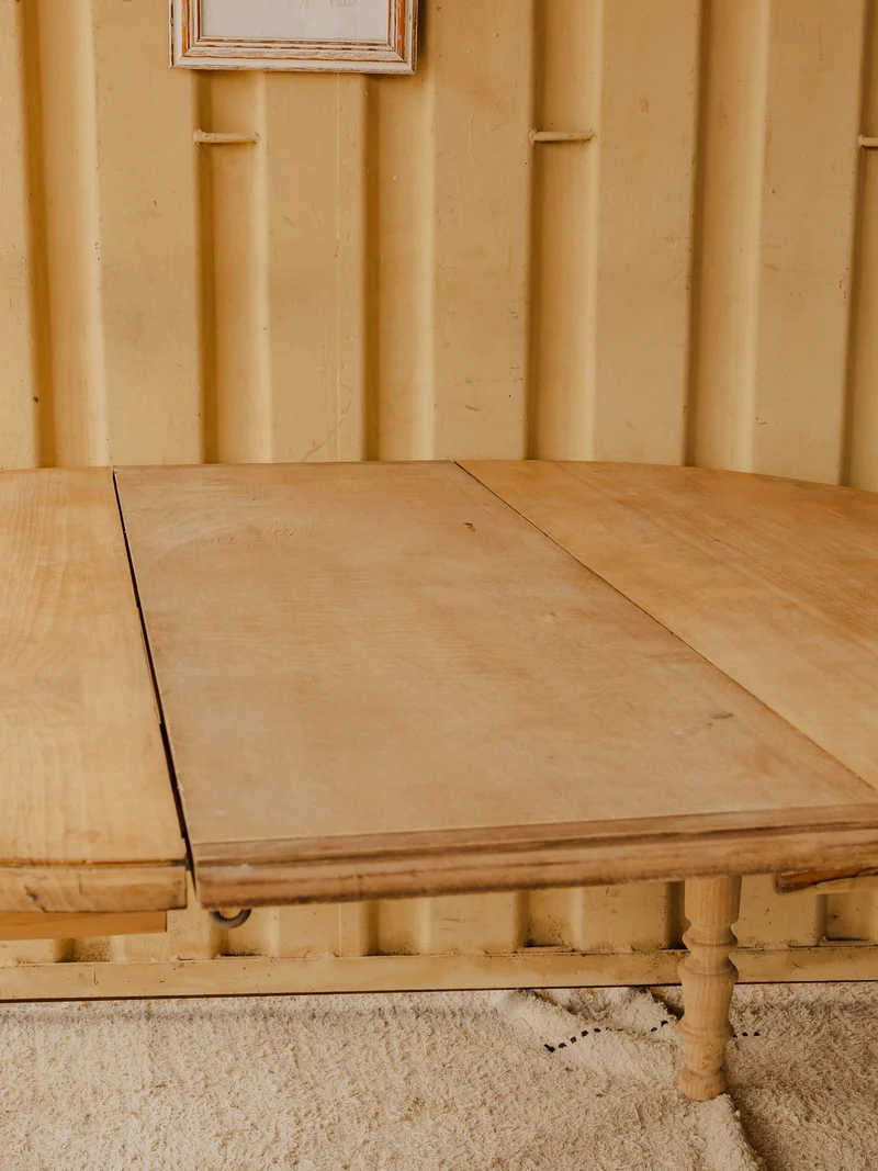 Romy, la table à manger ovale en bois N°1551