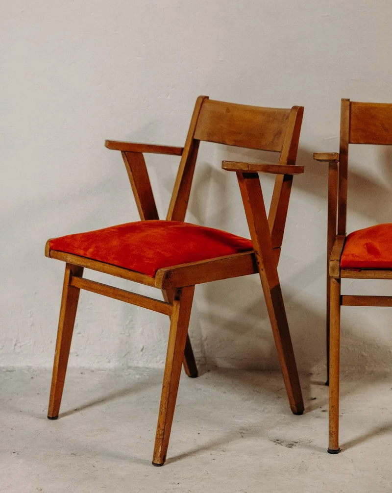 Jakob, le fauteuil restauré aux lignes élégantes N°1380