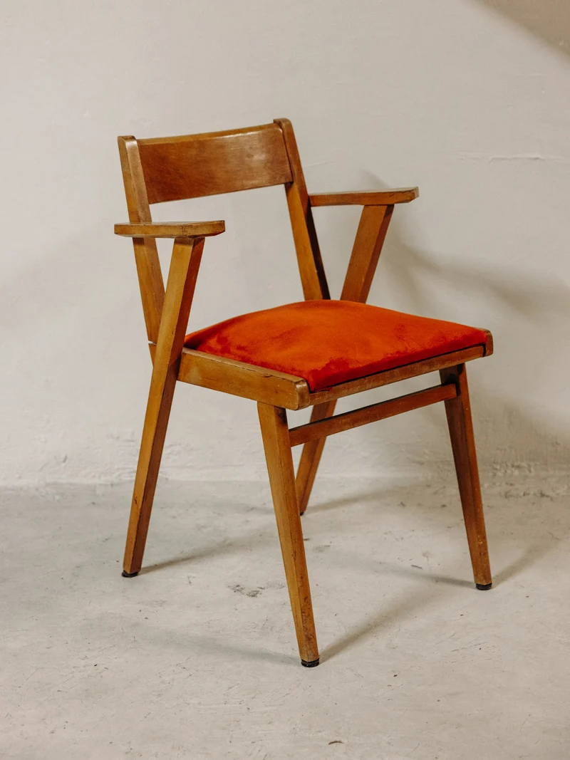 Jakob, le fauteuil restauré aux lignes élégantes N°1380
