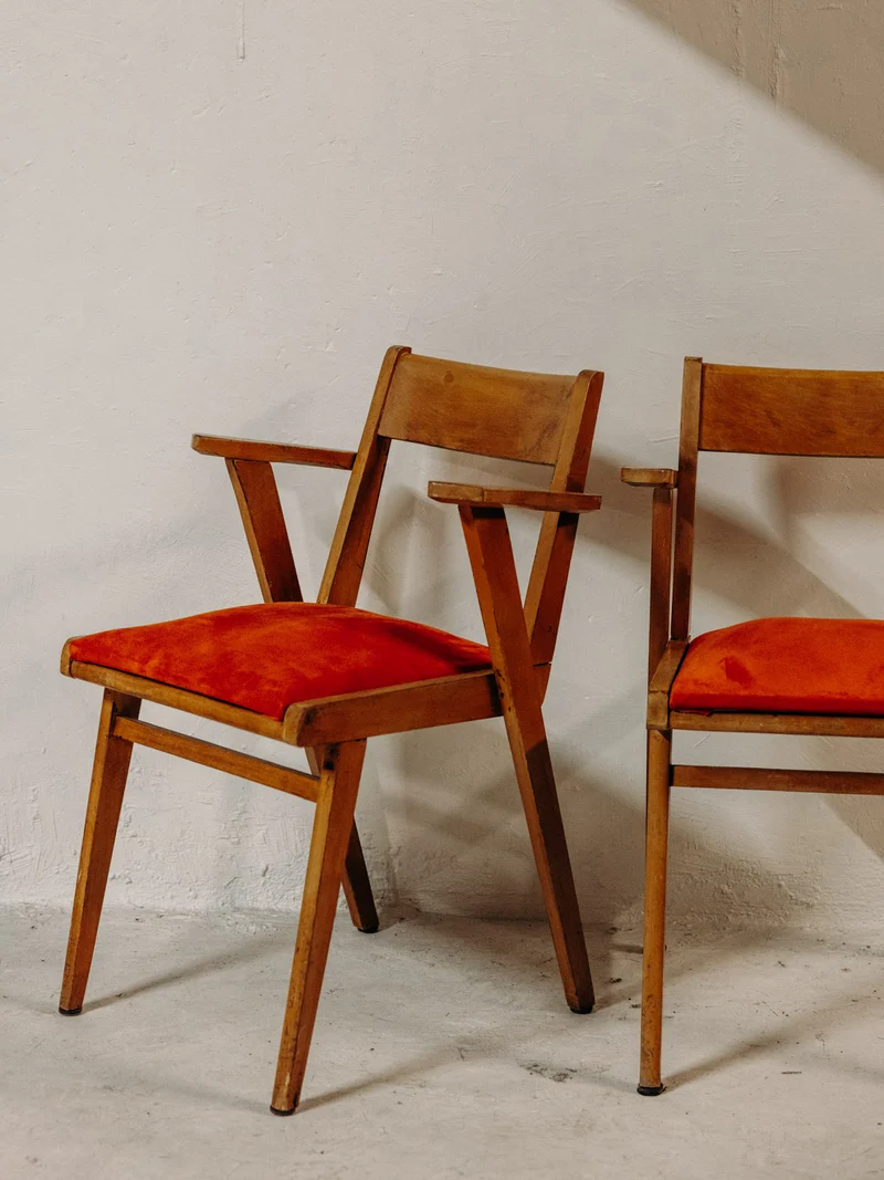 Jakob, le fauteuil restauré aux lignes élégantes N°1380